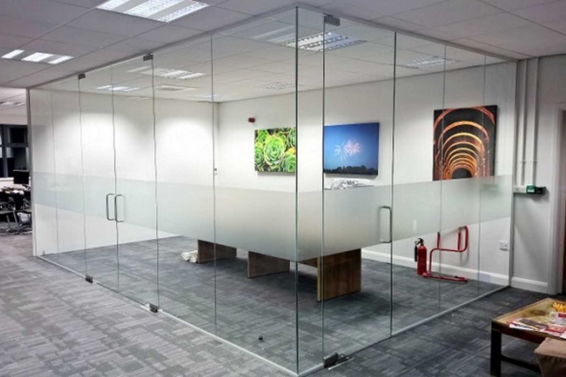 vách kính cường lực