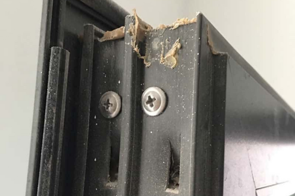 Cửa bong keo không kín khít