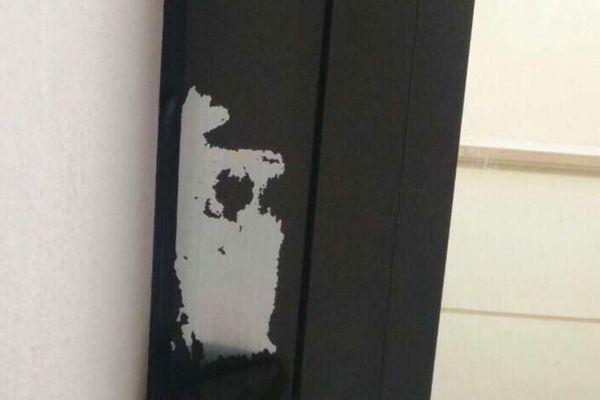 Cửa bị bong tróc sơn